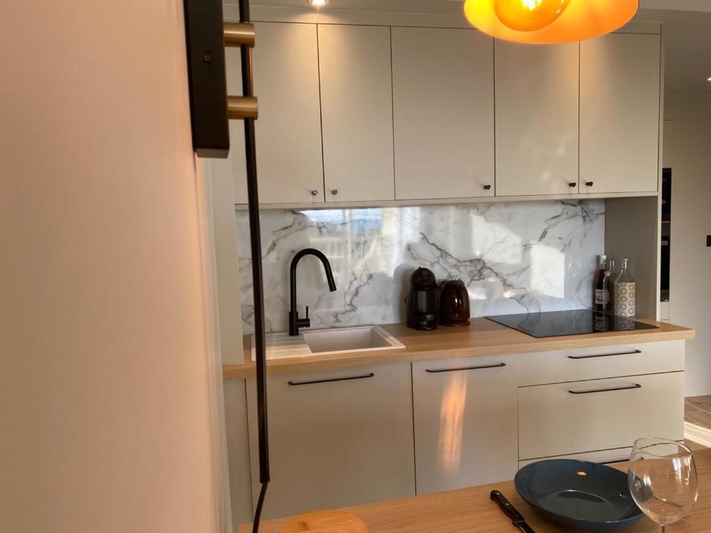 LE CALI, P2 Cabine dans une résidence avec piscine, vue mer et parking privé La Grande-Motte Esterno foto